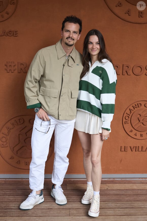 C'est toujours l'amour fou pour Juan Arbelaez et sa belle Cassandre.
Juan Arbelaez et sa compagne Cassandre Verdier au village lors des Internationaux de France de tennis de Roland Garros 2024, à Paris, France. © Jacovides-Moreau/Bestimage