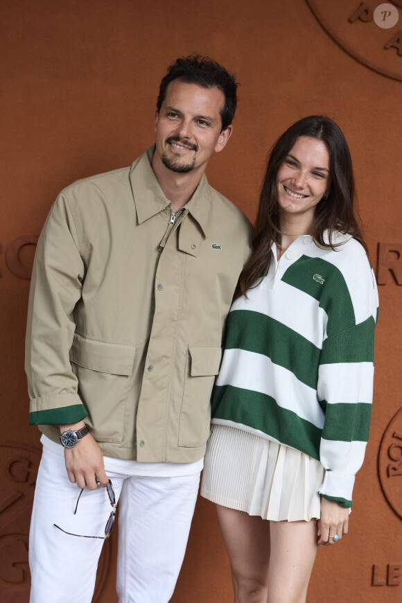 Tous deux étaient plus ou moins assortis niveau look puisque Juan Arbelaez avait opté pour un pantalon blanc et une veste kaki tandis que Cassandre a brillé avec sa mini jupe plissée blanche et son polo Lacoste blanc et vert.
Juan Arbelaez et sa compagne Cassandre Verdier au village lors des Internationaux de France de tennis de Roland Garros 2024, à Paris, France, le 4 juin 2024. © Jacovides-Moreau/Bestimage