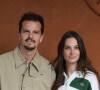 En effet, pour la première fois, le célèbre chef et la brunette ont accepté de poser devant les photographes à l'occasion du tournoi Roland-Garros.
Juan Arbelaez et sa compagne Cassandre Verdier au village lors des Internationaux de France de tennis de Roland Garros 2024, à Paris, France, le 4 juin 2024. © Jacovides-Moreau/Bestimage