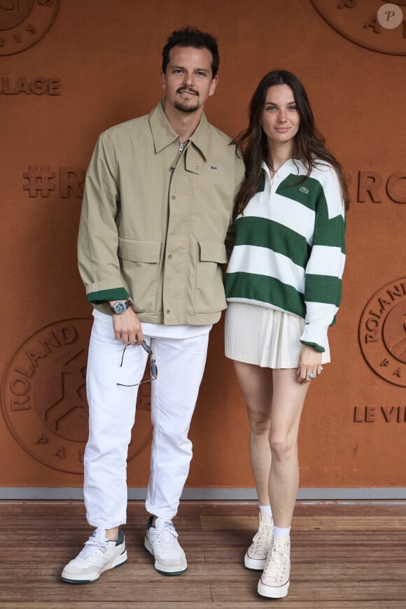 En effet, pour la première fois, le célèbre chef et la brunette ont accepté de poser devant les photographes à l'occasion du tournoi Roland-Garros.
Juan Arbelaez et sa compagne Cassandre Verdier au village lors des Internationaux de France de tennis de Roland Garros 2024, à Paris, France, le 4 juin 2024. © Jacovides-Moreau/Bestimage