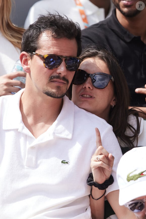 Juan Arbelaez et sa compagne Cassandre Verdier dans les tribunes des Internationaux de France de tennis de Roland Garros 2024 à Paris, France, le 4 juin 2024. © Jacovides-Moreau/Bestimage 