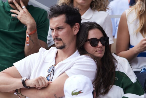 Juan Arbelaez et sa compagne Cassandre Verdier dans les tribunes des Internationaux de France de tennis de Roland Garros 2024 à Paris, France, le 4 juin 2024. © Jacovides-Moreau/Bestimage 