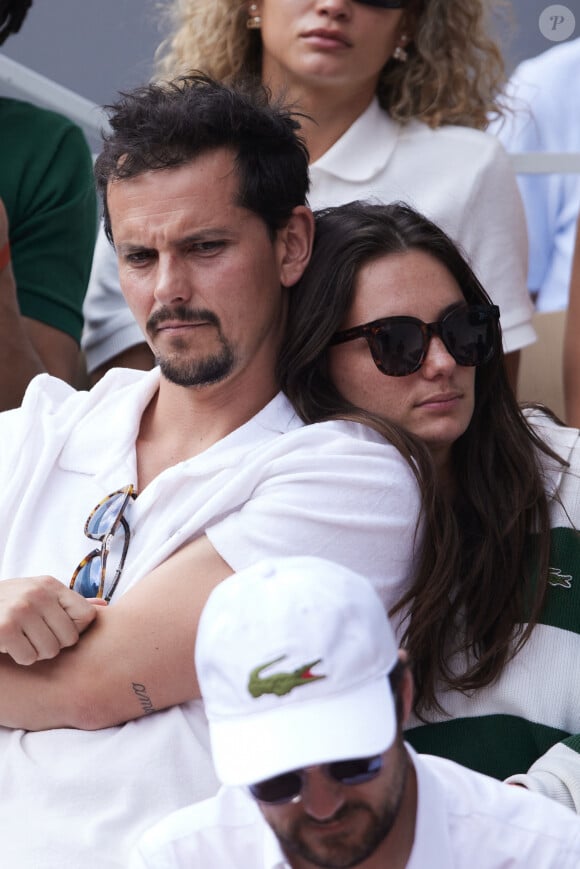 Juan Arbelaez et sa compagne Cassandre Verdier dans les tribunes des Internationaux de France de tennis de Roland Garros 2024 à Paris, France, le 4 juin 2024. © Jacovides-Moreau/Bestimage 