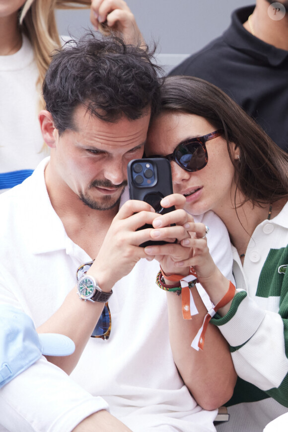 Juan Arbelaez et sa compagne Cassandre Verdier dans les tribunes des Internationaux de France de tennis de Roland Garros 2024 à Paris, France, le 4 juin 2024. © Jacovides-Moreau/Bestimage 