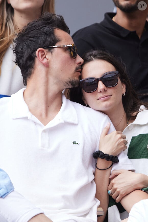 Juan Arbelaez et sa compagne Cassandre Verdier dans les tribunes des Internationaux de France de tennis de Roland Garros 2024 à Paris, France, le 4 juin 2024. © Jacovides-Moreau/Bestimage 