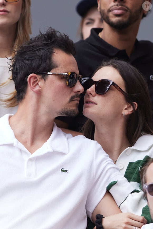 Juan Arbelaez et sa compagne Cassandre Verdier dans les tribunes des Internationaux de France de tennis de Roland Garros 2024 à Paris, France, le 4 juin 2024. © Jacovides-Moreau/Bestimage 