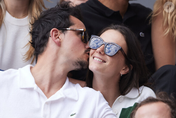 Juan Arbelaez et sa compagne Cassandre Verdier dans les tribunes des Internationaux de France de tennis de Roland Garros 2024 à Paris, France, le 4 juin 2024. © Jacovides-Moreau/Bestimage 