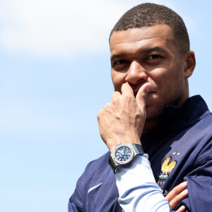 "Au PSG je n'étais pas malheureux, ce serait cracher dans la soupe et cracher au visage de tous ces gens qui m'ont défendu", a déclaré Kylian Mbappé
 
Kylian Mbappé - Le président français, Emmanuel Macron se rend auprès de l'équipe de France masculine de football, au Centre National du Football de Clairefontaine, à Clairefontaine-en-Yvelines. Le 3 juin 2024. © Stéphane Lemouton / Bestimage