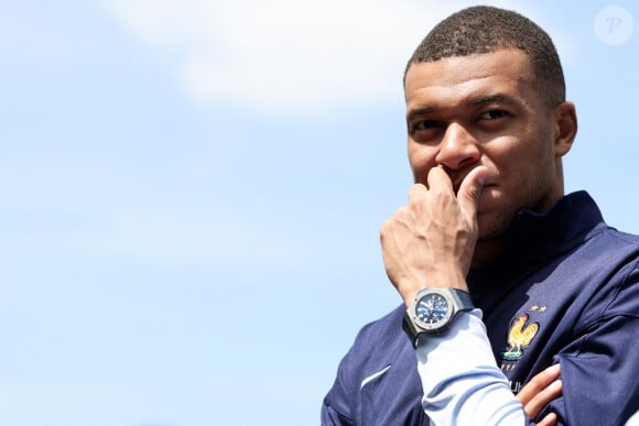 "Au PSG je n'étais pas malheureux, ce serait cracher dans la soupe et cracher au visage de tous ces gens qui m'ont défendu", a déclaré Kylian Mbappé
 
Kylian Mbappé - Le président français, Emmanuel Macron se rend auprès de l'équipe de France masculine de football, au Centre National du Football de Clairefontaine, à Clairefontaine-en-Yvelines. Le 3 juin 2024. © Stéphane Lemouton / Bestimage