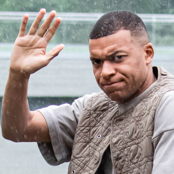 Kylian Mbappé et le PSG en plein clash
 
Kylian Mbappe - Arrivée des joueurs de l'Equipe de France de football à Clairefontaine. © Baptiste Autissier / Panoramic / Bestimage