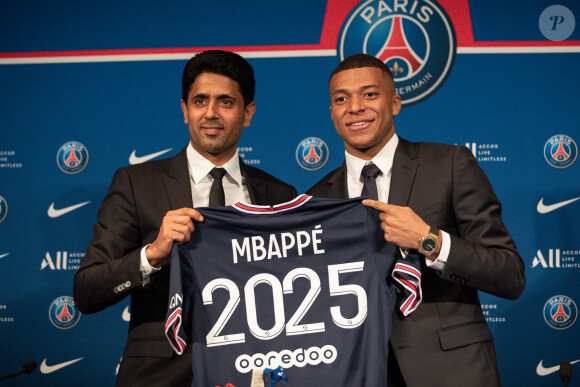 Kylian Mbappé vise notamment son ancien président, Nasser Al-Khelaïfi
 
Nasser al-Khelaïfi, président-directeur général du Paris Saint-Germain, et Kylian Mbappé lors d'une conférence de presse suite au renouvellement du contrat de l'attaquant au Paris Saint-Germain jusqu'en 2025, au Parc des Princes à Paris, France, le 23 mai 2022. © Aurelien Morissard/Panoramic/Bestimage