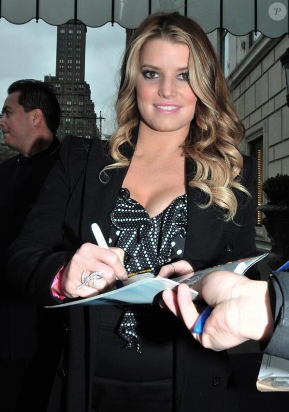 Jessca Simpson rencontre Kerry Washington et son Woofy à la sortie de son hôtel, à New York, en mars 2010.
