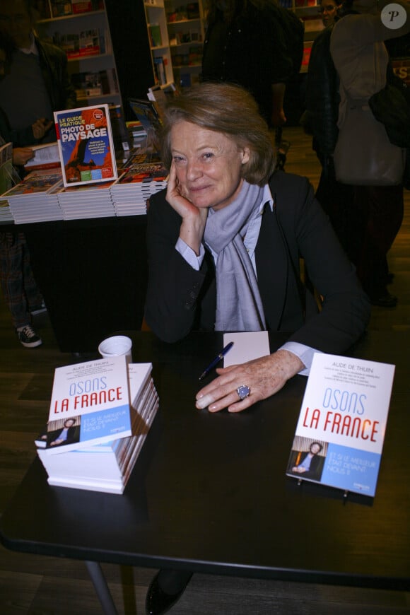Aude de Thuin - 33eme edition du Salon du Livre de la porte de Versailles a Paris le 24 mars 2013.
