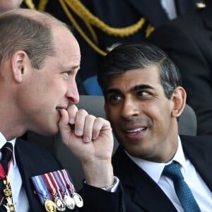 Et a notamment été aperçu en train de converser avec le 1er ministre Rishi Sunak.
Le prince William de Galles et le Premier ministre britannique Rishi Sunak - La famille royale d'Angleterre lors des commémorations du 80ème anniversaire du débarquement (D-Day) à Portsmouth. Le 5 juin 2024 © Dylan Martinez / Pool / Bestimage 