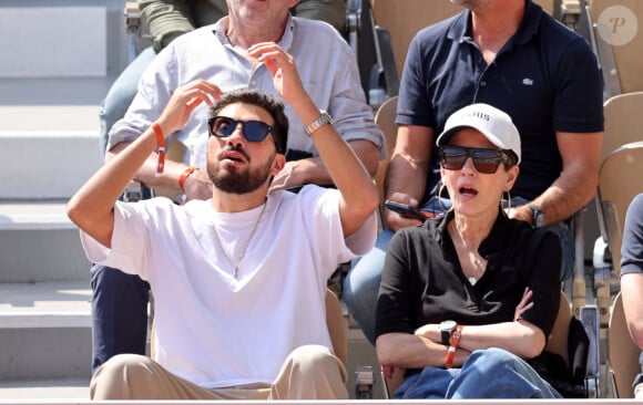 Cristina Cordula et son fils Enzo dans les tribunes des Internationaux de France de tennis de Roland Garros 2024 à Paris, France, le 6 juin 2024. © Jacovides-Moreau/Bestimage 