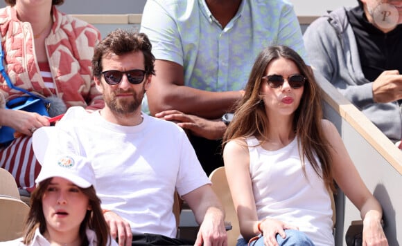 De nombreuses autres célébrités étaient présentes à Roland-Garros jeudi 6 juin 2024
Pablo Mira et sa compagne Lisa Brunet dans les tribunes des Internationaux de France de tennis de Roland Garros 2024 à Paris, France, le 6 juin 2024. © Jacovides-Moreau/Bestimage 