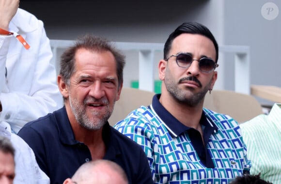 Stéphane De Groodt et Adil Rami dans les tribunes des Internationaux de France de tennis de Roland Garros 2024 à Paris, France, le 6 juin 2024. © Jacovides-Moreau/Bestimage 