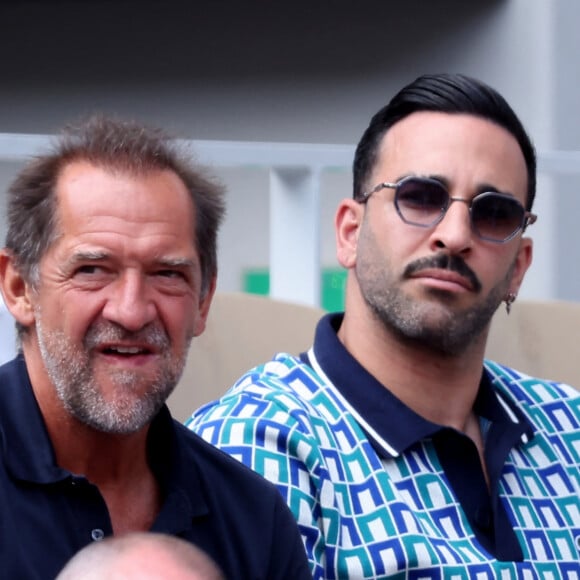 Stéphane De Groodt et Adil Rami dans les tribunes des Internationaux de France de tennis de Roland Garros 2024 à Paris, France, le 6 juin 2024. © Jacovides-Moreau/Bestimage 