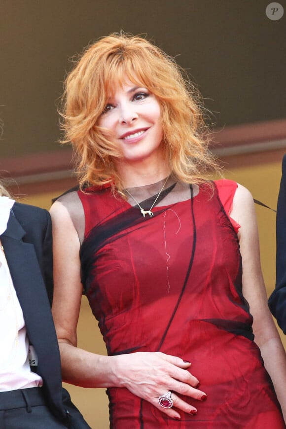 n'a pas du tout l'intention de mettre fin à quoi que ce soit.
Mylène Farmer - Montée des marches du film " Annette " lors de la cérémonie d'ouverture du 74ème Festival International du Film de Cannes. Le 6 juillet 2021 © Borde-Jacovides-Moreau / Bestimage 