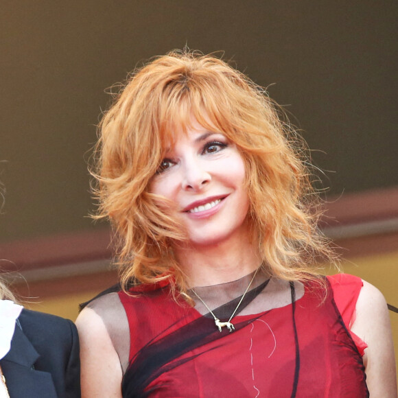 n'a pas du tout l'intention de mettre fin à quoi que ce soit.
Mylène Farmer - Montée des marches du film " Annette " lors de la cérémonie d'ouverture du 74ème Festival International du Film de Cannes. Le 6 juillet 2021 © Borde-Jacovides-Moreau / Bestimage 