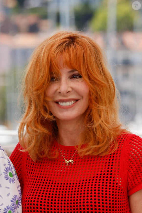 Dans un communiqué officiel réalisé par le service de presse du management de Mylène Farmer et Fimalac Entertainment, cette rumeur a totalement été démentie.
Mylène Farmer au photocall du jury officiel du 74ème festival international du film de Cannes le 6 juillet 2021 © Jacovides / Moreau / Bestimage 