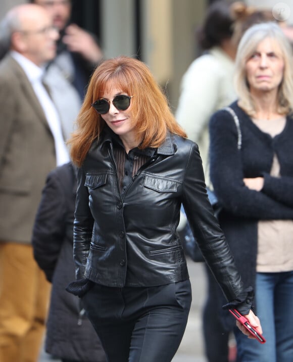 Les admirateurs de Mylène Farmer peuvent donc souffler.
Mylène Farmer lors des obsèques de Jean Rochefort en l'église Saint-Thomas d'Aquin à Paris, le 13 octobre 2017. 