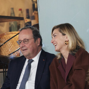 Elle et son mari François Hollande préfèrent en effet rester discrets. 
François Hollande et sa femme Julie Gayet assistent au match opposant C. Alcaraz à S. Tsitsipas lors des Internationaux de France de tennis de Roland Garros 2024 à Paris le 4 juin 2024. © Jacovides-Moreau/Bestimage 