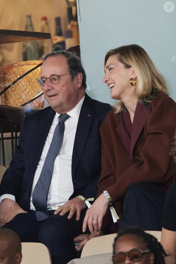 Elle et son mari François Hollande préfèrent en effet rester discrets. 
François Hollande et sa femme Julie Gayet assistent au match opposant C. Alcaraz à S. Tsitsipas lors des Internationaux de France de tennis de Roland Garros 2024 à Paris le 4 juin 2024. © Jacovides-Moreau/Bestimage 