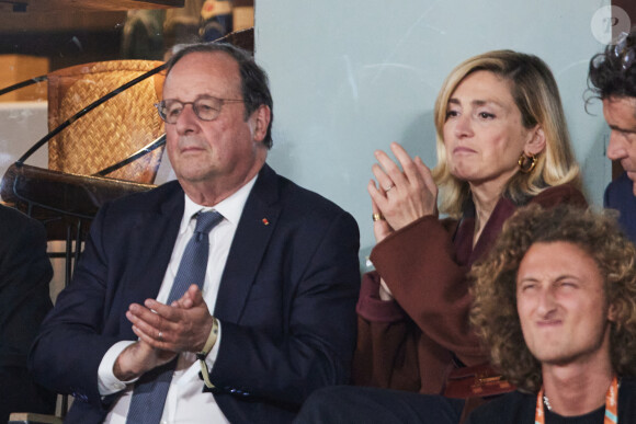 François Hollande et sa femme Julie Gayet assistent au match opposant C. Alcaraz à S. Tsitsipas lors des Internationaux de France de tennis de Roland Garros 2024 à Paris le 4 juin 2024. © Jacovides-Moreau/Bestimage 