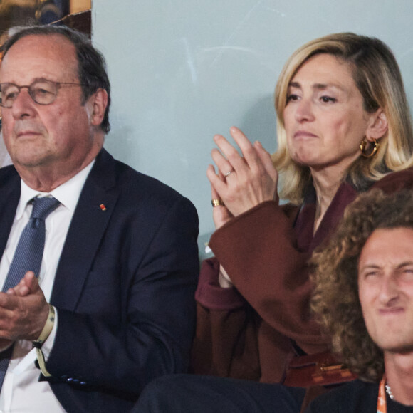 François Hollande et sa femme Julie Gayet assistent au match opposant C. Alcaraz à S. Tsitsipas lors des Internationaux de France de tennis de Roland Garros 2024 à Paris le 4 juin 2024. © Jacovides-Moreau/Bestimage 