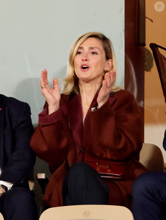 François Hollande et sa femme Julie Gayet assistent au match opposant C. Alcaraz à S. Tsitsipas lors des Internationaux de France de tennis de Roland Garros 2024 à Paris le 4 juin 2024. © Jacovides-Moreau/Bestimage 