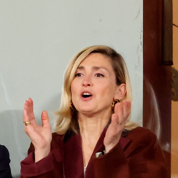 François Hollande et sa femme Julie Gayet assistent au match opposant C. Alcaraz à S. Tsitsipas lors des Internationaux de France de tennis de Roland Garros 2024 à Paris le 4 juin 2024. © Jacovides-Moreau/Bestimage 