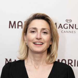 Et elle veut que ses fils soient indépendants et traitent correctement les femmes. 
Julie Gayet - Soirée "Maria" sur la plage Magnum lors du 77ème Festival International du Film de Cannes, France, le 21 mai 2024. © Jeremy Melloul / Magnum Cannes via Bestimage 