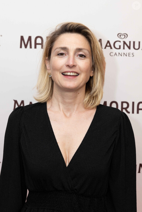 Et elle veut que ses fils soient indépendants et traitent correctement les femmes. 
Julie Gayet - Soirée "Maria" sur la plage Magnum lors du 77ème Festival International du Film de Cannes, France, le 21 mai 2024. © Jeremy Melloul / Magnum Cannes via Bestimage 