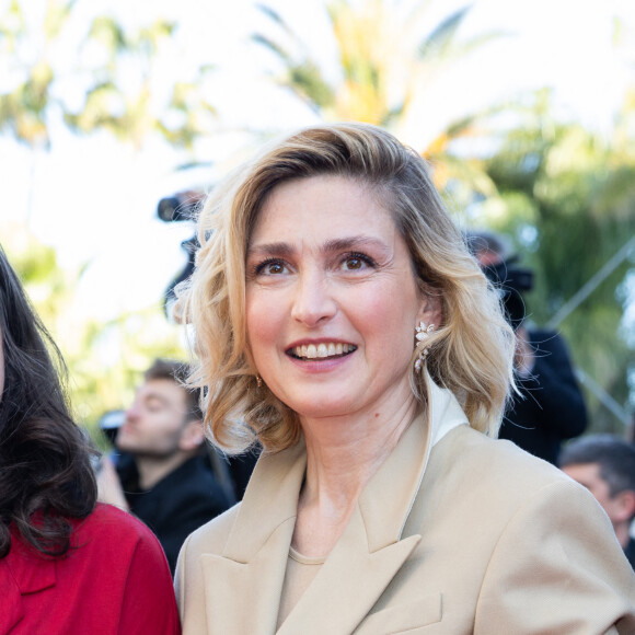 Julie Gayet - Montée des marches du film " Emilia Perez " lors du 77ème Festival International du Film de Cannes, au Palais des Festivals à Cannes. Le 18 mai 2024 © Olivier Borde / Bestimage 