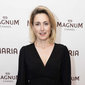 Julie Gayet a évoqué l'éducation de ses fils. 
Julie Gayet - Soirée " Maria " sur la plage Magnum lors du 77ème Festival International du Film de Cannes, France. © Jeremy Melloul / Magnum Cannes via Bestimage 