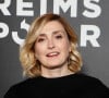 Elle leur a donc fait prendre des cours de repassage et de ménage ! 
Julie Gayet - Leçon d'actrice par Julie Gayet lors de la 4e édition du Festival Reims Polar au cinéma Opéraims à Reims, France. Le 10 avril 2024. © Christophe Clovis / Bestimage 