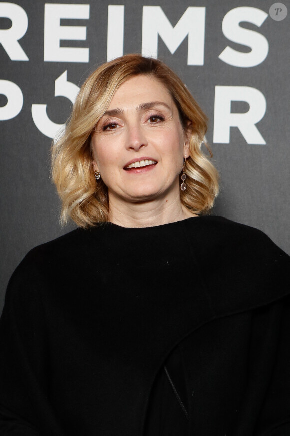 Elle leur a donc fait prendre des cours de repassage et de ménage ! 
Julie Gayet - Leçon d'actrice par Julie Gayet lors de la 4e édition du Festival Reims Polar au cinéma Opéraims à Reims, France. Le 10 avril 2024. © Christophe Clovis / Bestimage 