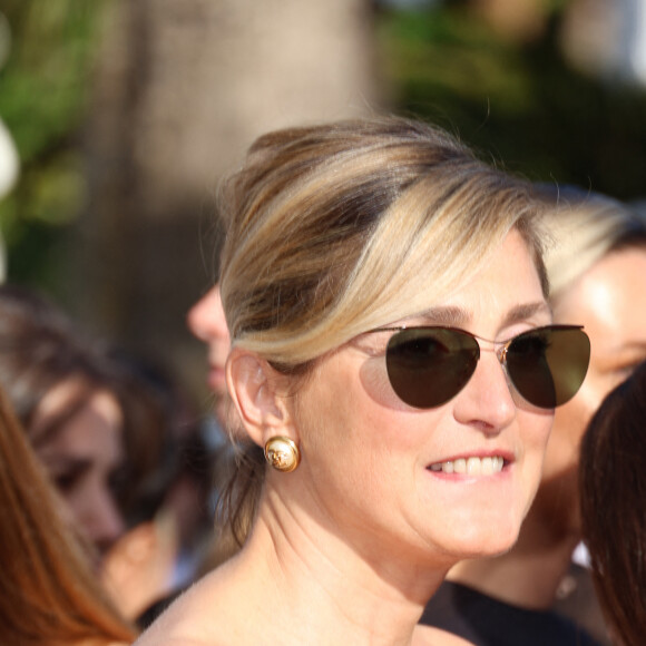 Une belle initiative, même si elle n'en dit pas trop sur eux. 
Julie Gayet - Montée des marches du film " Megalopolis " lors du 77ème Festival International du Film de Cannes, au Palais des Festivals à Cannes. Le 16 mai 2024