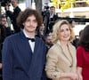 Julie Gayet a évoqué l'éducation de ses fils.
Julie Gayet et son fils - Montée des marches du film " Emilia Perez " lors du 77ème Festival International du Film de Cannes, au Palais des Festivals à Cannes. © Jacovides-Moreau / Bestimage 