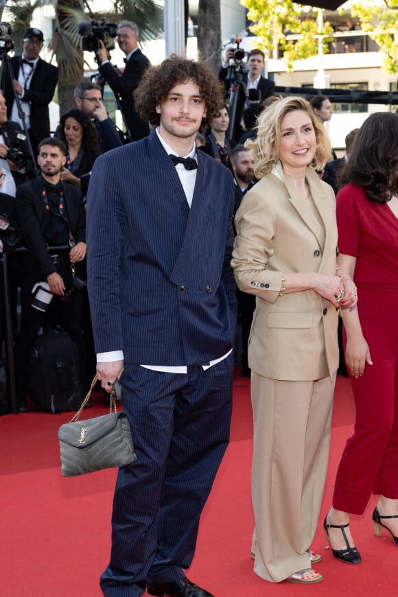 Julie Gayet a évoqué l'éducation de ses fils.
Julie Gayet et son fils - Montée des marches du film " Emilia Perez " lors du 77ème Festival International du Film de Cannes, au Palais des Festivals à Cannes. © Jacovides-Moreau / Bestimage 