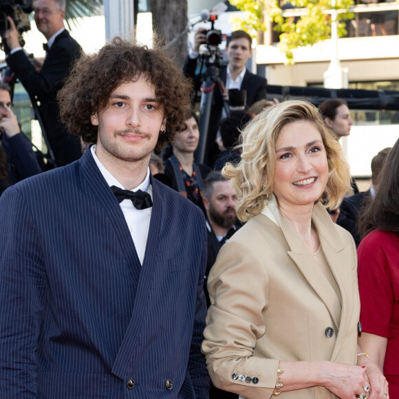 Julie Gayet a évoqué l'éducation de ses fils.
Julie Gayet et son fils - Montée des marches du film " Emilia Perez " lors du 77ème Festival International du Film de Cannes, au Palais des Festivals à Cannes. © Jacovides-Moreau / Bestimage 