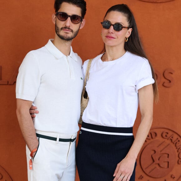 Pierre Niney était de la partie avec sa bien-aimée, mère de ses 2 filles, Natasha Andrews
Pierre Niney et sa compagne Natasha Andrews lors des Internationaux de France de tennis de Roland Garros 2024 à Paris le 9 juin 2024.