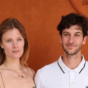 Constance Jablonski et son mari Matthias Dandois lors des Internationaux de France de tennis de Roland Garros 2024 à Paris le 9 juin 2024. 