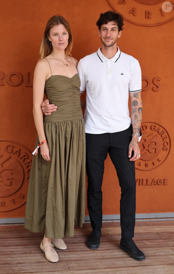 Constance Jablonski et son mari Matthias Dandois lors des Internationaux de France de tennis de Roland Garros 2024 à Paris le 9 juin 2024. 