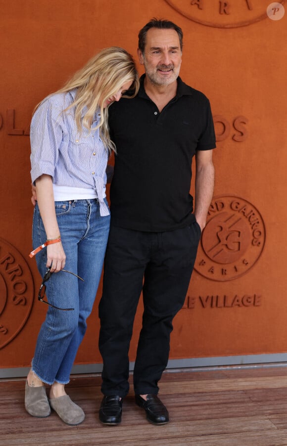 Il y a assisté avec sa compagne Alizée Guinochet
Gilles Lellouche et sa compagne Alizée Guinochet dans une pose très naturelle lors des Internationaux de France de tennis de Roland Garros 2024 à Paris le 9 juin 2024. 