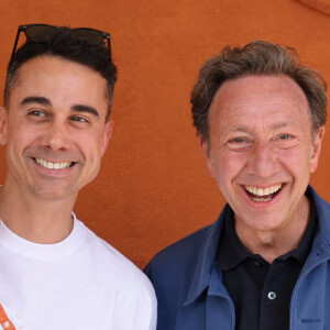 Stéphane Bern et son compagnon Yori Bailleres lors des Internationaux de France de tennis de Roland Garros 2024 à Paris le 9 juin 2024. 