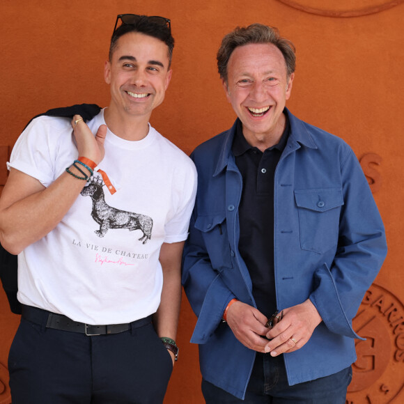 Stéphane Bern et son compagnon Yori Bailleres lors des Internationaux de France de tennis de Roland Garros 2024 à Paris le 9 juin 2024. 