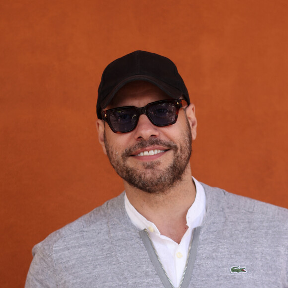 Laurent Lafitte lors des Internationaux de France de tennis de Roland Garros 2024 à Paris le 9 juin 2024. 