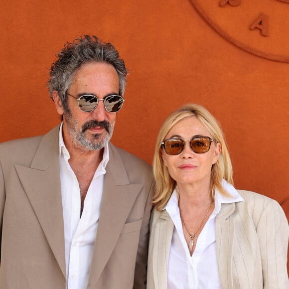 Emmanuelle Béart et son compagnon Frédéric Chaudier lors des Internationaux de France de tennis de Roland Garros 2024 à Paris le 9 juin 2024.